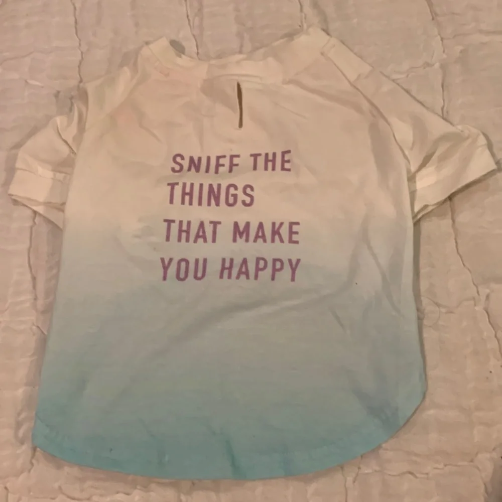 NWOT Sniff the things that make you happy Dog T-shirt